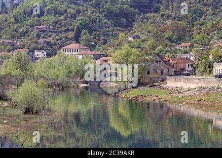 Rijeka Crnojevica, Montenegro - Aprile 20, 2011: antico arco in pietra ponte sul fiume a Rijeka Crnojevica in Montenegro. Foto Stock