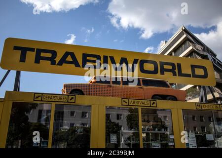 Il classico Trabant World, il Trabant, museo dell'automobile dell'Europa orientale, si trova vicino a dove il Muro di Berlino occupa ancora una sezione della strada, la Germania Foto Stock