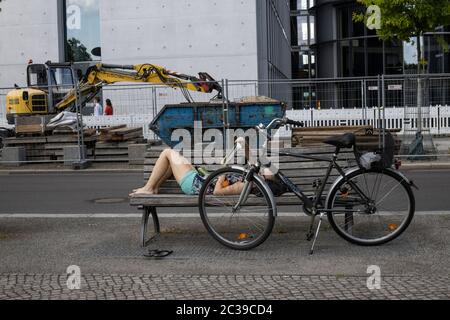 I residenti tedeschi si rilassano sulle panchine accanto al Paul Loebe Building, Foto Stock