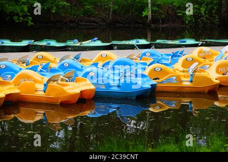 Parcheggio di imbarcazioni da diporto in plastica sull'isola di Krestovsky Foto Stock