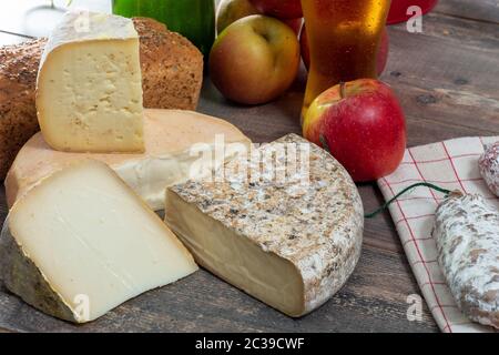 Formaggi e Tomme de Savoie, il formaggio francese Savoia, sulle alpi francesi Francia. Foto Stock