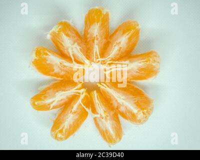 Purificato Abkhazian Mandarin su uno sfondo luminoso Foto Stock