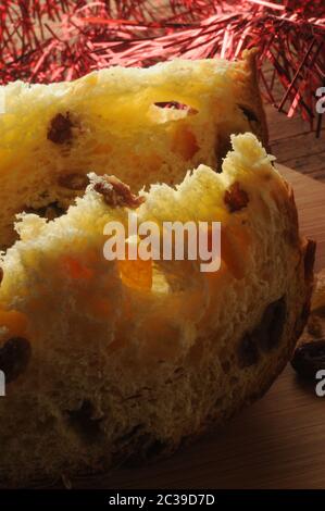 Due fette di panettone con uvetta Foto Stock