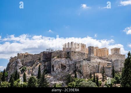 Atene, Grecia. Roccia dell'Acropoli e porta Propylaea, vista dalla collina di Areopagus, cielo blu nuvoloso, giorno di primavera Foto Stock