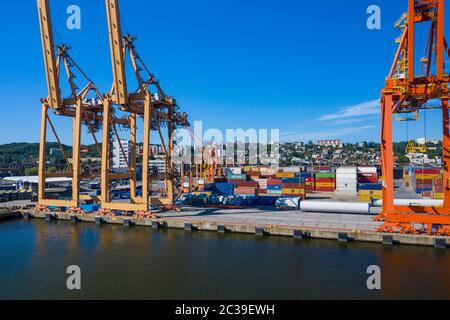 Vista aerea del porto di Gdynia. Terminal dei container baltici nel porto di Gdynia dall'alto. Voivodato Pomeraniano, Polonia. Foto Stock