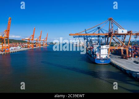 Vista aerea del porto di Gdynia. Terminal dei container baltici nel porto di Gdynia dall'alto. Voivodato Pomeraniano, Polonia. Foto Stock