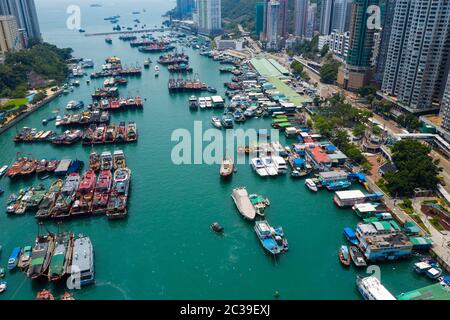 Aberdeen, Hong Kong 12 maggio 2019: Vista aerea del rifugio di tifone di Hong Kong con porto di pesca Foto Stock