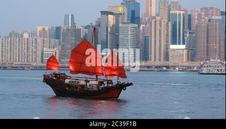 Victoria Harbour, Hong Kong 03 ottobre 2019: Hong Kong al tramonto Foto Stock