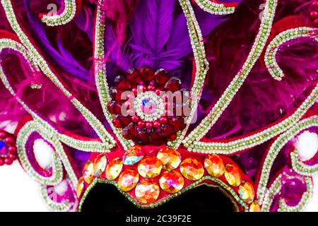 Casco decorato con pietre brillanti e piume per carnevale Foto Stock