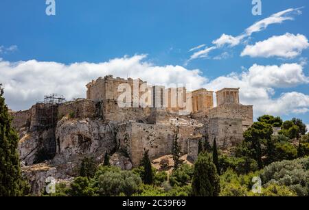 Atene, Grecia. Roccia dell'Acropoli e porta Propylaea, vista dalla collina di Areopagus, cielo blu nuvoloso, giorno di primavera Foto Stock