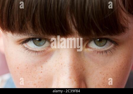 Ragazza di dieci anni con espressione arrabbiata Foto Stock
