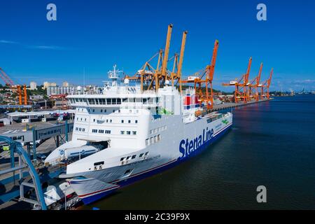 Vista aerea del porto di Gdynia. Traghetto Stena Line presso il terminal dei container Baltici nel porto di Gdynia dall'alto. Voivodato Pomeraniano, Polonia. Foto Stock