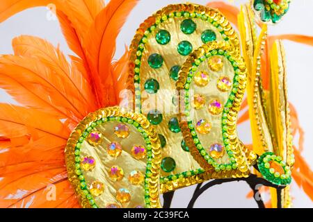 Casco decorato con pietre brillanti e piume per carnevale Foto Stock