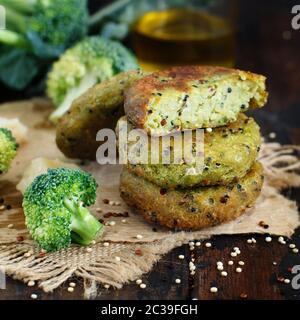 Vegetariano fritto broccoli e quinoa hamburger su un tavolo di legno vista superiore Foto Stock