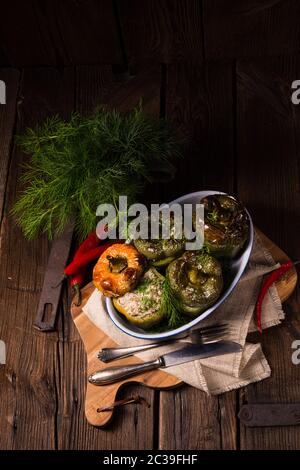 Peperoni ripieni con bulgur, zucchine e formaggio di pecora Foto Stock