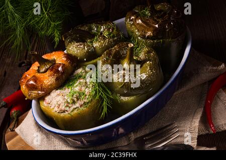 Peperoni ripieni con bulgur, zucchine e formaggio di pecora Foto Stock