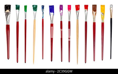 set di pennelli per pittura piatti con varie punte colorate isolate su sfondo bianco Foto Stock