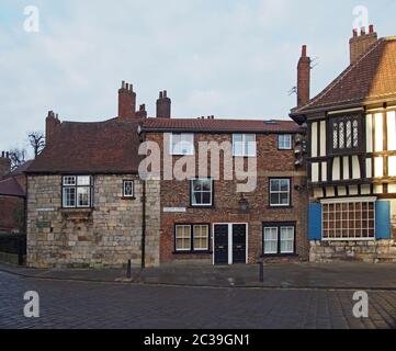 vecchi edifici che circondano minster square e il cortile a york. Foto Stock