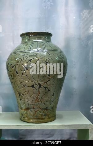 Kaesong, Corea del Nord - 4 maggio 2019: Struttura educativa confuciana della dinastia Koryo. Vaso Celadon. xii secolo Foto Stock