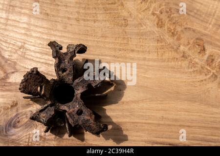 Splinter di una miniera del periodo della seconda guerra mondiale. Miniera di Malta arrugginita della seconda guerra mondiale Foto Stock