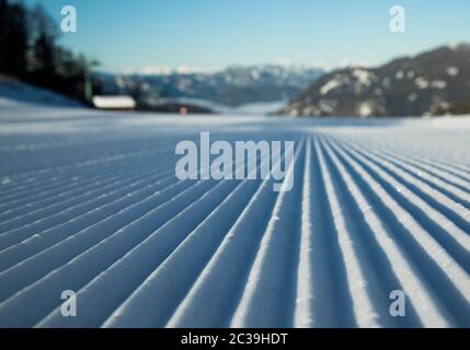 In inverno il panorama sulle montagne con piste da sci Foto Stock