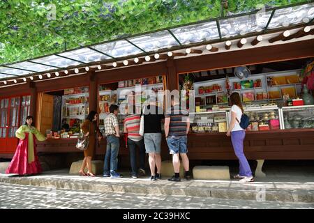Kaesong, Corea del Nord - 5 maggio 2019: Negozio di souvenir e cosmetici in città e turisti provenienti da diversi paesi riuniti intorno Foto Stock