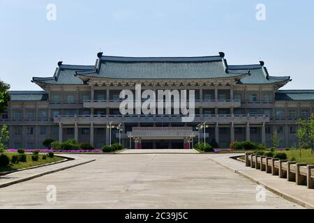 Kaesong, Corea del Nord - 5 maggio 2019: Edificio moderno della Koryo Songgyungwan University o University of Light Industry è un'istituzione educativa Foto Stock