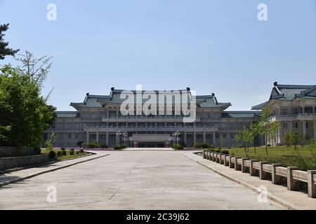 Kaesong, Corea del Nord - 4 maggio 2019: Edificio moderno dell'Università di Koryo Songgyungwan o dell'Università dell'industria della luce è un'istituzione educativa Foto Stock