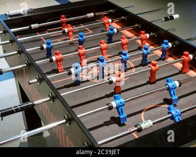 Sochi, Russia - 13 ottobre 2019. Foto di un gioco da tavolo di calcio con figure rosse e blu su bastoni metallici Foto Stock