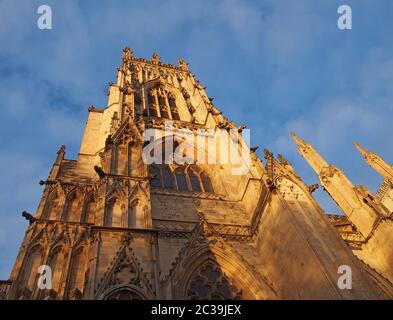 vista laterale di una delle torri sul fronte della cattedrale di york in luce solare contro un cielo blu nuvoloso Foto Stock