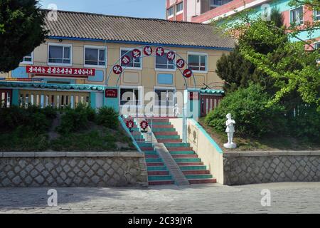 Kaesong, Corea del Nord - 5 maggio 2019: Edifici della scuola di musica per bambini a Kaesong Foto Stock