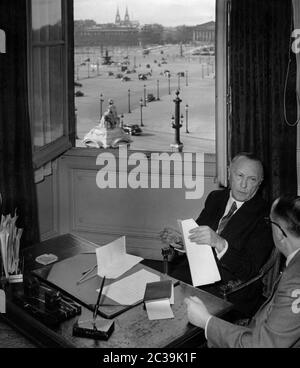 Il Cancelliere federale Konrad Adenauer (sinistra) alle consultazioni sulla Comunità europea del carbone e dell'acciaio a Parigi. Foto Stock