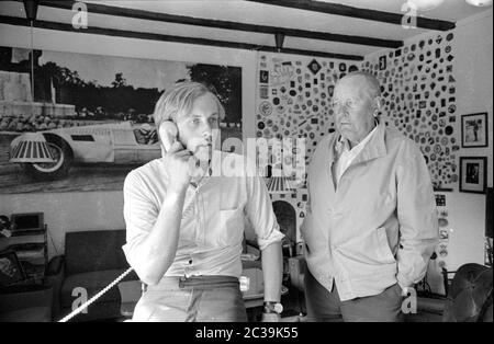 Il pilota di corse Hans Stuck (r.) e suo figlio, il pilota Hans-Joachim Stuck (l.), nello studio della sua casa Garmisch. Foto Stock