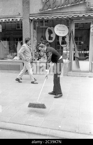 Elizabeth Taylor e Richard Barton fanno una passeggiata a Garmisch-Wallgau durante la ripresa del film di Burton "The Spy Who Came in from the Cold". Foto Stock