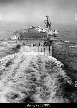 La portaerei USS Saratoga (CV-60) a piena velocità attraverso il Mediterraneo orientale, all'epoca una delle più moderne portaerei della flotta statunitense. Sul ponte di volo ci sono i jet da combattimento US Navy con ali pieghevoli. Sul ponte lungo 315 m si possono trasportare fino a 100 aerei. Foto Stock