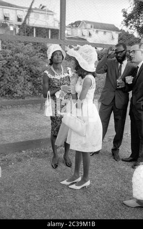 Due coppie vestite a festa, presumibilmente una di loro Antigua e l'altra britannica. L'isola dei Caraibi faceva parte del Regno Unito fino al 1981. Foto Stock