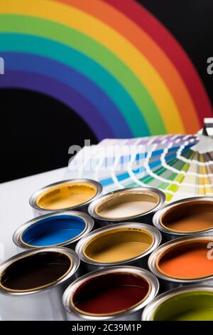 Colori dell'arcobaleno, apri barattoli di vernice Foto Stock