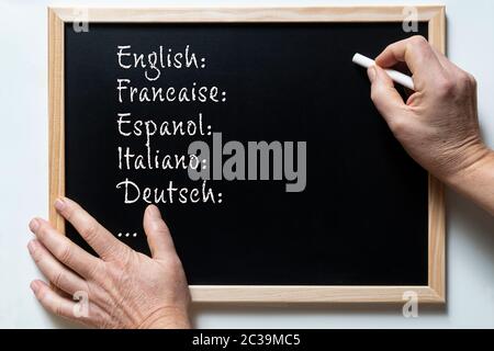 Una lavagna con scritto alcune lingue Foto Stock