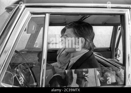 Brigitte Bardot e Gunter Sachs prima del loro matrimonio nella proprietà di famiglia Rechenau nel 1966. Qui, in una Mercedes. Foto Stock