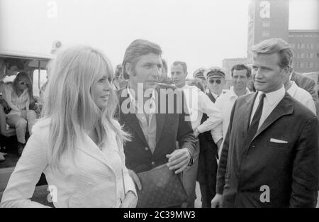 Brigitte Bardot e Sachs prima del loro matrimonio dopo essere arrivati all'aeroporto di Monaco - Riem. La loro destinazione è la proprietà familiare di Sachs, la proprietà Rechenau vicino Oberaudorf. Foto Stock