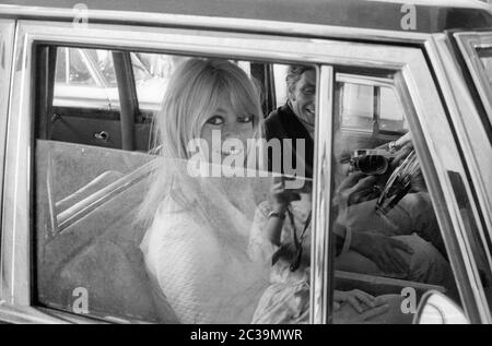 Brigitte Bardot e Sachs prima del loro matrimonio nella tenuta di famiglia a Rechenau nel 1966. Foto Stock