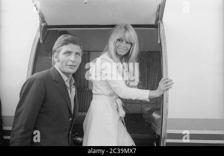 Brigitte Bardot e Sachs dopo un viaggio al posto di famiglia Rechnau prima del loro matrimonio nel 1966, quando si è imbarcato su un aereo privato Lear Jet 24/24, probabilmente presso l'aeroporto di Monaco - Riem. Foto Stock