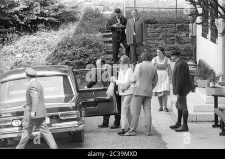 Brigitte Bardot e Sachs prima del loro matrimonio nella tenuta di famiglia a Rechenau nel 1966. Foto Stock