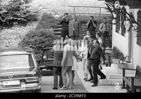 Brigitte Bardot e Sachs prima del loro matrimonio nella tenuta di famiglia a Rechenau nel 1966. Foto Stock