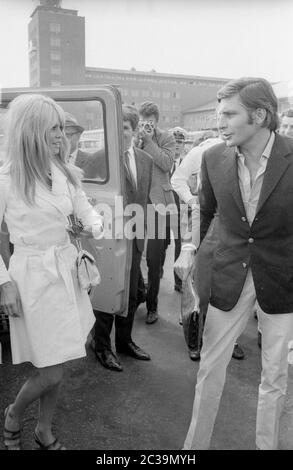 Brigitte Bardot e Sachs prima del loro matrimonio dopo essere arrivati all'aeroporto di Monaco - Riem. La loro destinazione è la proprietà di famiglia di Sachs, il Gut Rechenau vicino Oberaudorf. Foto Stock