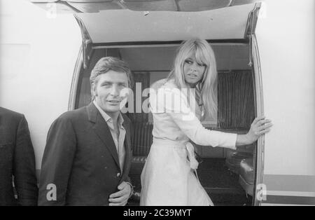 Brigitte Bardot e Sachs dopo un viaggio al posto di famiglia Rechnau prima del loro matrimonio nel 1966, quando si è imbarcato su un aereo privato Lear Jet 24/24, probabilmente presso l'aeroporto di Monaco - Riem. Foto Stock