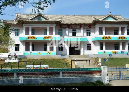 Kaesong, Corea del Nord - 5 maggio 2019: Edifici dell'asilo a Kaesong Foto Stock