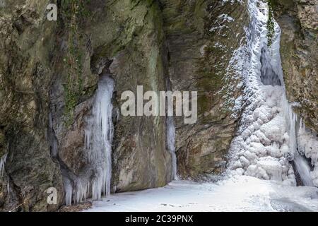 Strutture di ghiaccio, ghiaccioli al Tiefenbach cascata a Bernkastel-Kues sulla Mosella Foto Stock