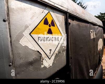 Avviso radiazioni segno sui materiali pericolosi etichetta di trasporto classe 7 a il carrello di trasporto Foto Stock