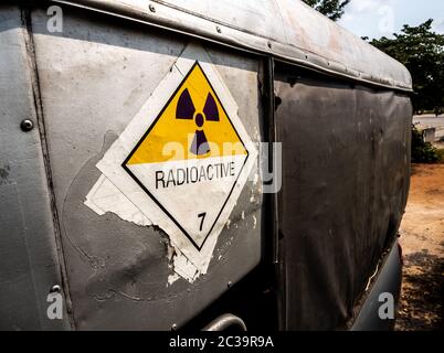 Avviso radiazioni segno sui materiali pericolosi etichetta di trasporto classe 7 a il carrello di trasporto Foto Stock